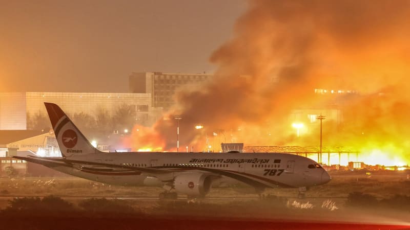 Masivní požár letiště v Dháce: S plameny bojovaly desítky jednotek hasičů. Spoje byly zrušeny
