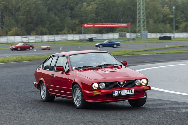 Veterány dováděly na mosteckém okruhu. Hvězdou bylo ferrari