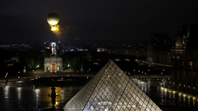 Loupež v pařížském Louvru: Slavné muzeum muselo být mimořádně uzavřeno, řekla ministryně