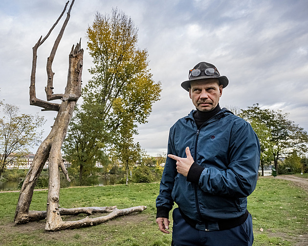 Obří kovový samorost. Na špičce Štvanice se modlí nová socha od Krištofa Kintery