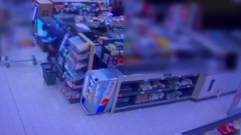 Strkanice u pokladny v Bratislavě skončila rvačkou. Brutální útok zachytila kamera