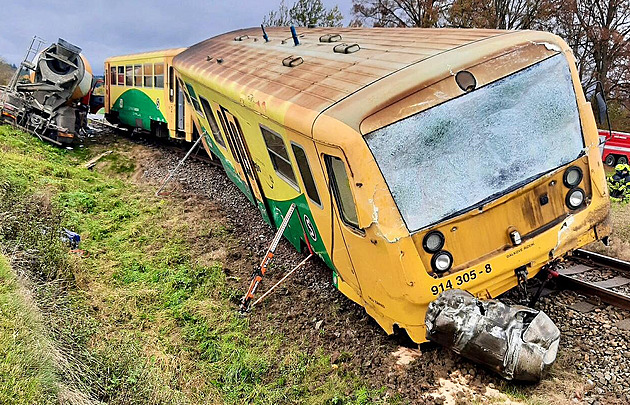 Při srážce s náklaďákem u Příbrami vykolejil vlak, zpět na trať ho vrátí v úterý