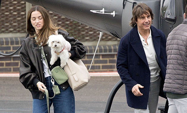 Nesedí doma a nepláče, říkají přátelé Armasové po jejím rozchodu s Cruisem