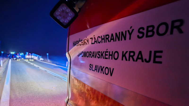 Tragická nehoda u Slavkova: Jeden člověk zemřel, tři utrpěli zranění. Silnice je uzavřená