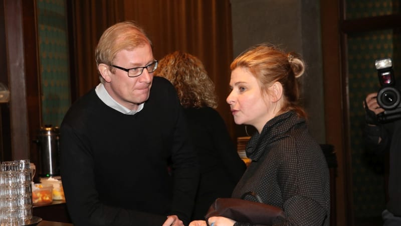 Herec Pechlát si vzal za manželku dceru Aloise Švehlíka. Do společnosti s ní příliš nechodí