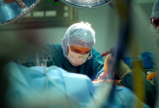 Očista vlasů i nosní sliznice. Speciální kúra sníží riziko infekce po operaci