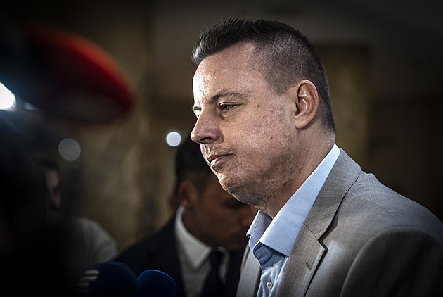 Rajchl obvinil aktivisty, že pronásledují jeho dceru. Chtějí zveřejnit intimní video