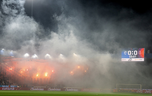 NEJ Z LIGY: Dým v Plzni, debakly i divočina v Olomouci. A Holoubek se nebavil