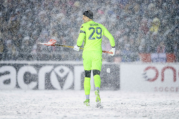Bláznivé finále v Kanadě. Fotbalisté hráli na sněhu, s odklízením pomáhal i brankář