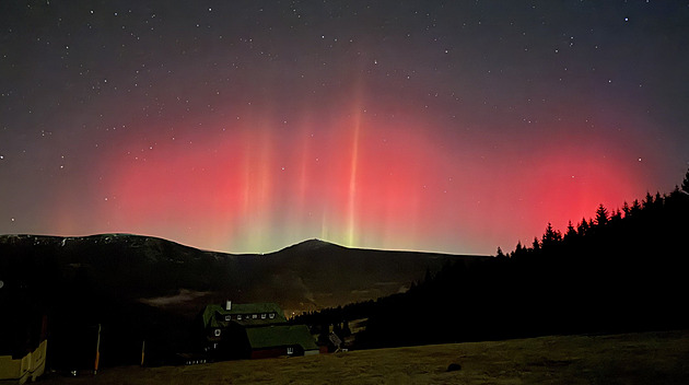 Dechberoucí podívaná. Polární záře rozjasnila noční oblohu v Česku