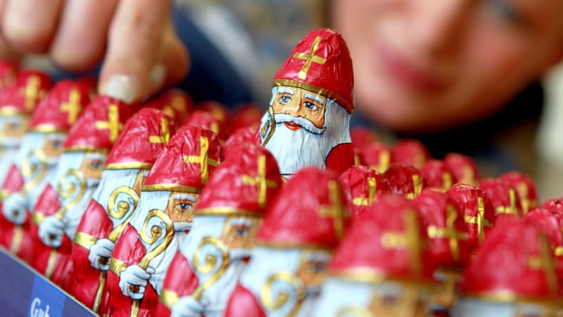 Vánoční kolekce zdražují, prodejci oprášili staré triky. Experti radí, kdy nejlépe nakupovat