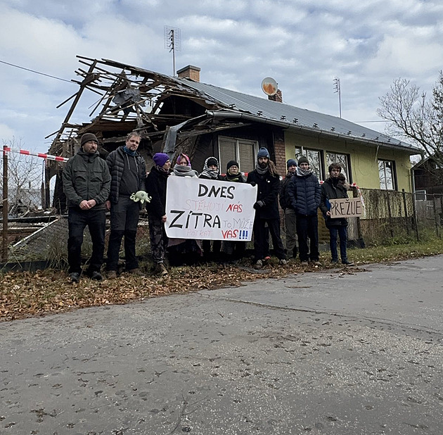 Aktivisté opět obsadili střechu v Bedřišce, dorazí zmocněnkyně pro romské menšiny