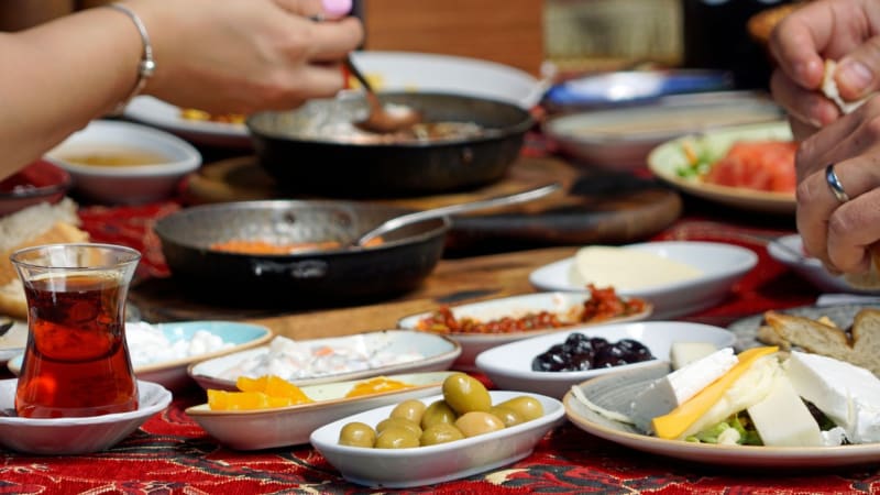 Tragédie na dovolené v Istanbulu: Čtyřčlenná rodina se otrávila jídlem, přežil pouze otec