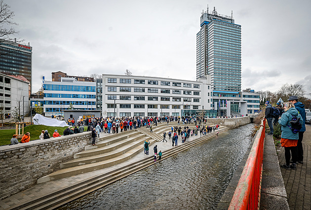 K Lužické Nise vedou nové schody. Kvůli náplavce musel hejtman do ledové vody