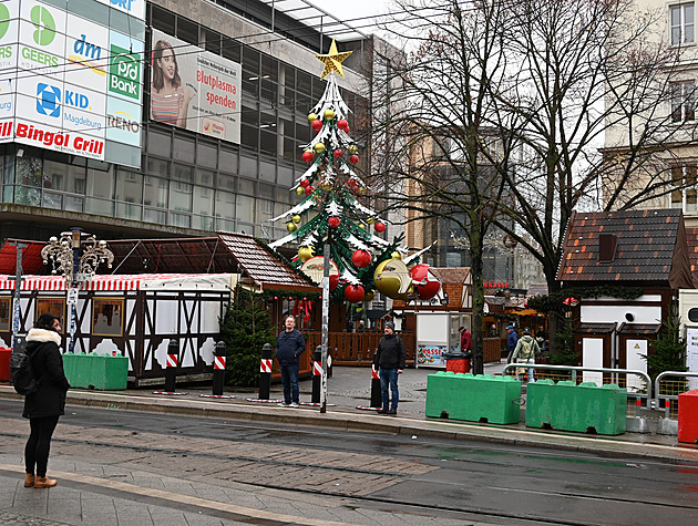 Nervozita, všude zábrany. V Magdeburku rok po útoku otevřeli vánoční trhy