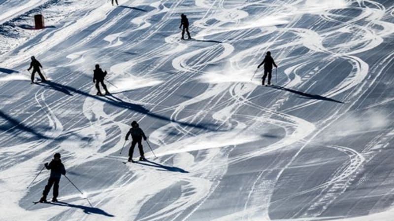 Do Česka vtrhnou celodenní mrazy i sníh. Meteorologové popsali, kde už se dá teď lyžovat
