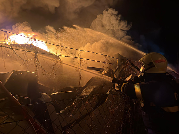 Hasiči likvidují rozsáhlý požár ve Vysokém Mýtě. Zasahují dvě desítky jednotek