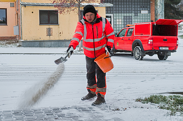 Sněžit v nížinách bude i v dalších dnech, hrozí i vznik ledovky