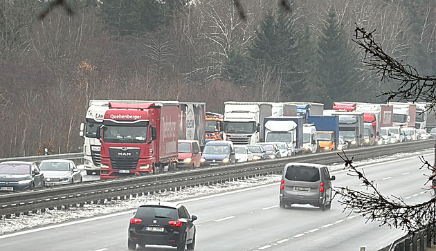 Česko zasypal sníh. Na silnicích se tvoří ledovka, D1 kvůli kamionům kolabuje