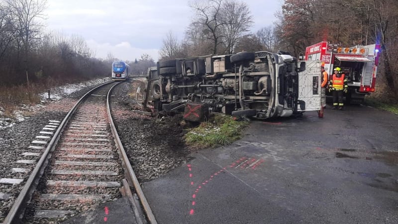 Vlak smetl ve Vizovicích kamion s mrtvými zvířaty. Řidič je zraněný, doprava stojí