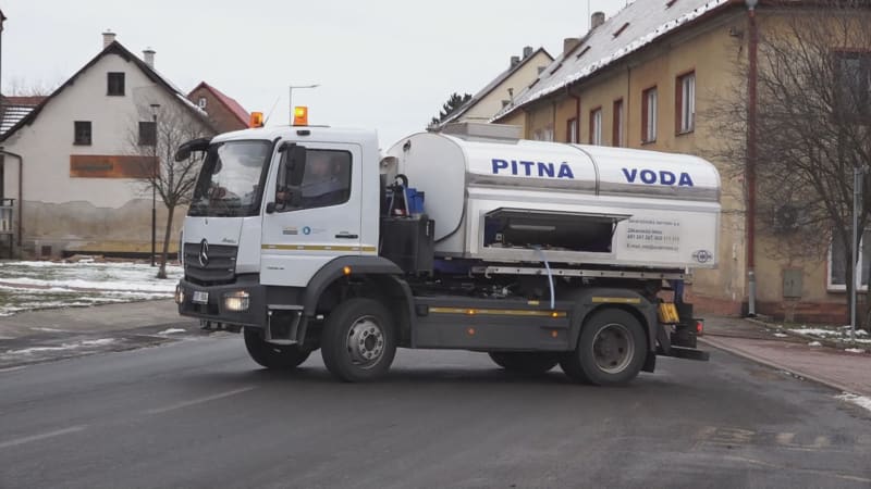 Už máme zase čistou vodu: Starosta se v Kryrech před kamerou napil. Město bojovalo s bakterií