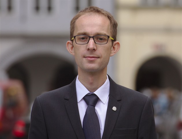 Pražští politici procestovali do zahraničí jeden a půl milionu, nejvíce Piráti