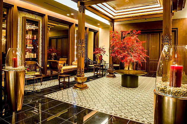 Interiér v Praze v indickém stylu: září zde zlato i křišťál. Podívejte se