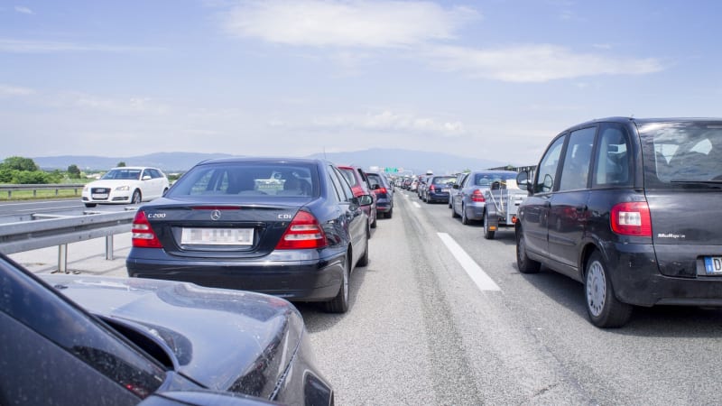 Řidičům stojícím v koloně se budou vracet peníze. Itálie chystá novinku, týká se i Čechů