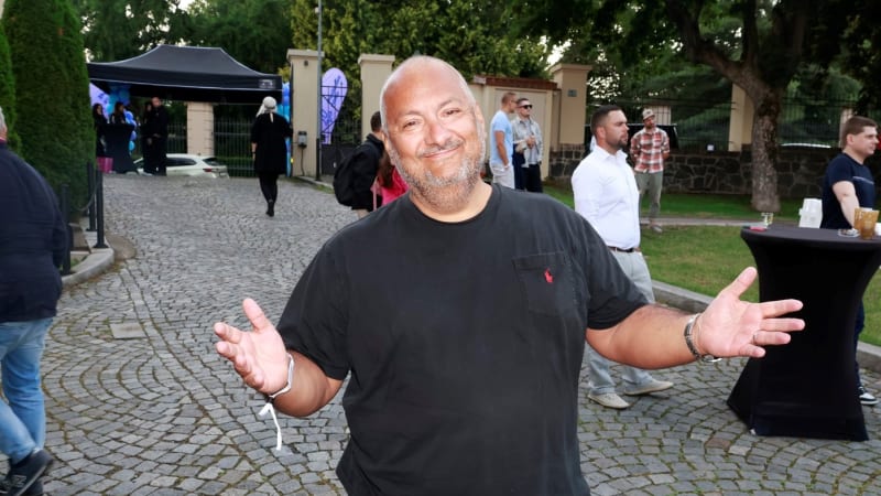 Právě mi puklo srdce. Lidé reagují na smrt Hezuckého, soustrast vyjádřili Farna i Rakušan