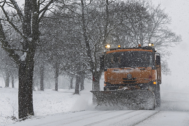 Sněhová kalamita zavinila desítky nehod. Intenzivní sněžení má místy pokračovat