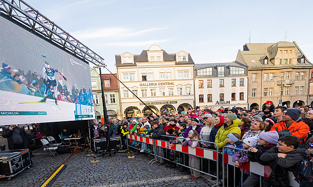 Plné náměstí ve Vrchlabí vítalo doma „bronzové holky“ z italské olympiády