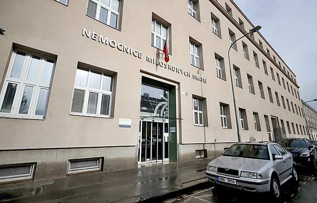 Agresivní pacient proskočil na ambulanci skleněnými dveřmi, pak běhal mezi auty