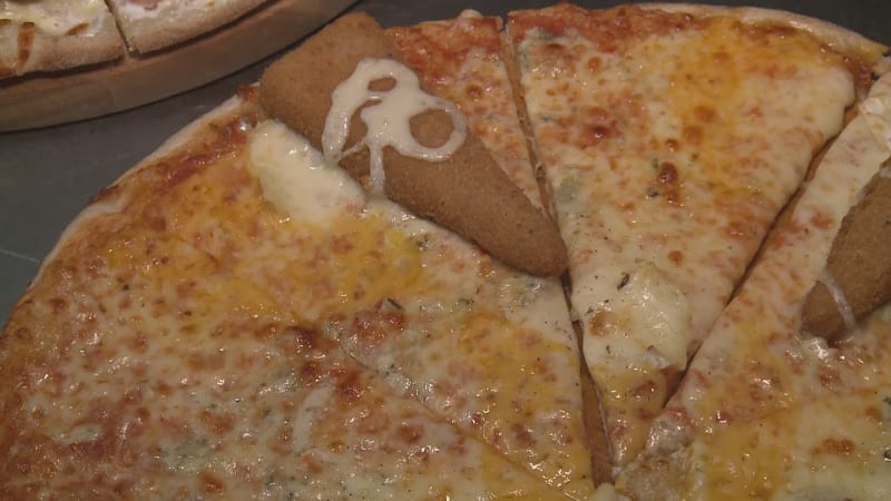 Geniální nápad, nebo gastrozločin? Reportér vyrazil po stopách pizzy se smažákem