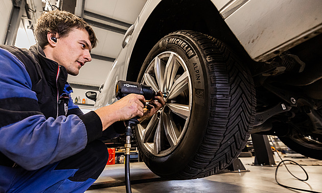 Přezouvání pneumatik: Kdy je ten správný čas a jak poznat sjetý vzorek