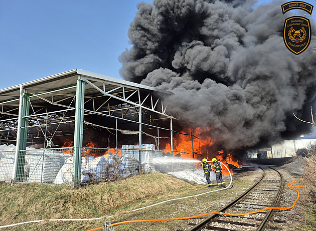 V Otrokovicích vzplál sklad plastů. Hasiči evakuovali desítky lidí z areálu i okolí