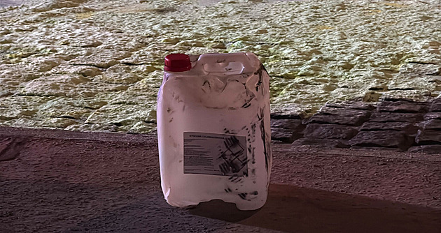 Rozlitá kyselina na autobusové zastávce v Modřanech. Hasiči ji neutralizovali