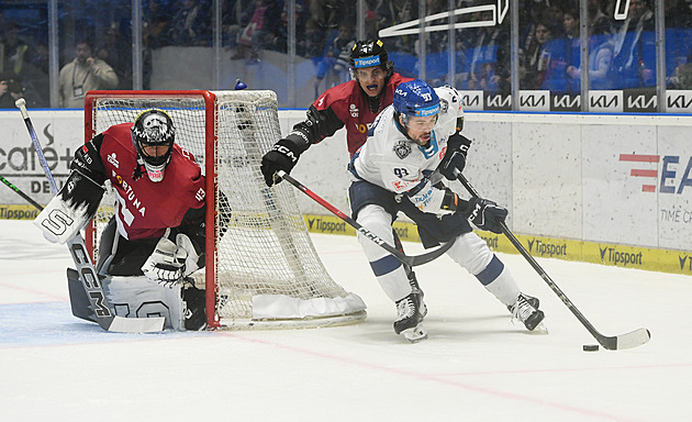 Třinec a Vary jsou ve čtvrtfinále extraligy. Kladno zdolalo Spartu, slaví i Kometa