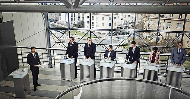 Moravcovy Otázky nahradila Debata ČT. Diskutovalo se na chodbě a s ozvěnou