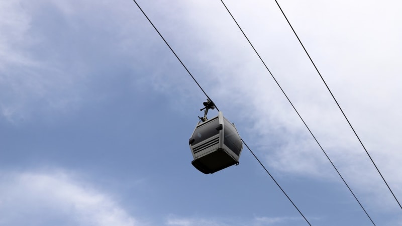 Utrhla se kabina lanovky: Po dopadu se několikrát převrátila, ukazují záběry ze Švýcarska