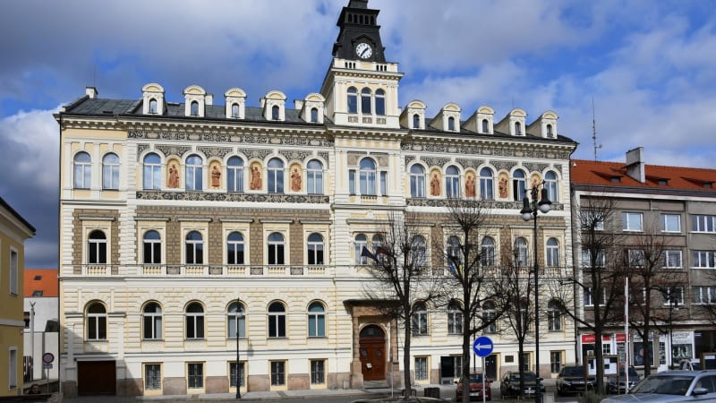 Poliju tě kyselinou, křičel muž na úřednici v Lounech. Po zadržení skončil v cele