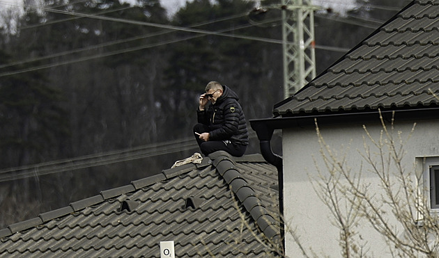 Vylezl na střechu, dům ale nezachránil. Muž má šanci, že mu zůstane aspoň pozemek