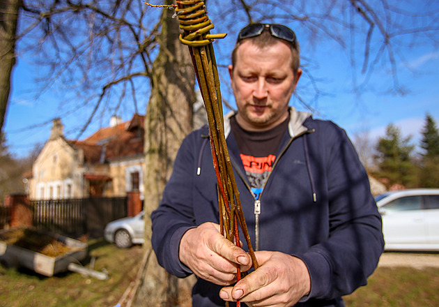 Začalo to vnuknutím, teď plete stovky pomlázek. Získané peníze dává charitě