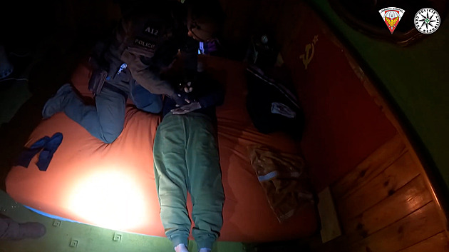 Muž přechovával lysohlávky i zbraně bez povolení, pro pěstírnu konopí kradl proud