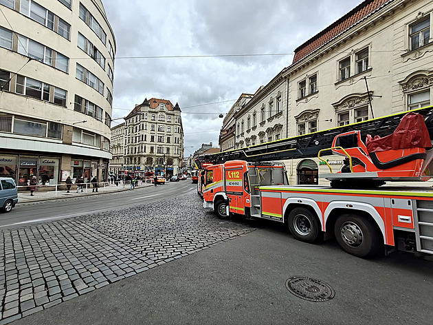 Požár opony v pražském Divadle Komedie. Evakuovalo se 200 lidí