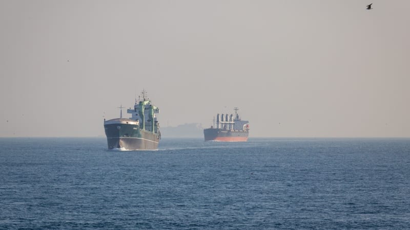 Letiště v Kuvajtu hoří, zapálil ho íránský útok. Zásah dostal i tanker plující ve vodách Kataru