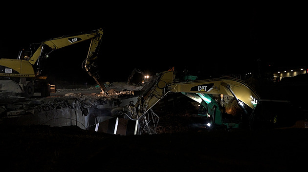 Dálnici D11 u Prahy je po bourání mostu na exitu 8 plně průjezdná