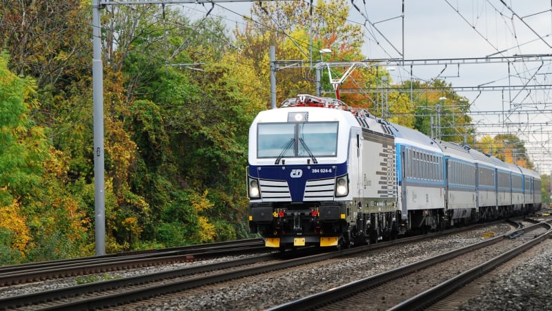 Rychlík na Ústecku se střetl s člověkem: Provoz u hlavního nádraží je přerušen