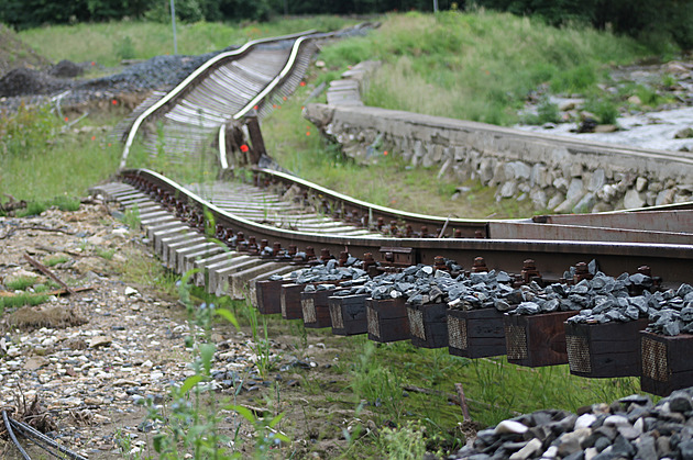 Tratě podemleté povodní opravovali rok a půl, po otevření ale přišlo zklamání