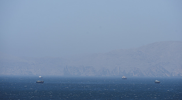 Írán povoluje dopravu přes Hormuz, tvrdí Bílý dům. Izrael dál útočí na Libanon