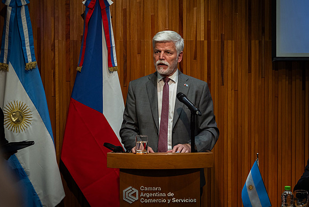 Boj o účast na summitu NATO: prezident považuje vládní usnesení za cestovní plán